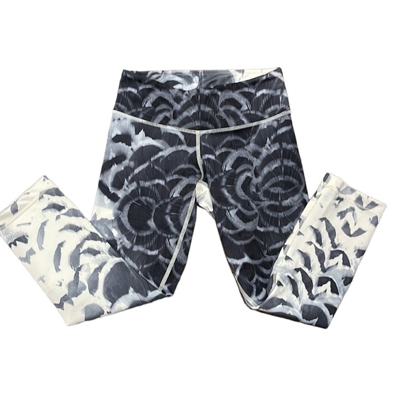 Lululemon 3/4 leggings Size 4 - Picture 13 of 14